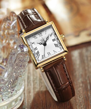 Women's Watch With A Retro-style Small Square Face And Leather Strap