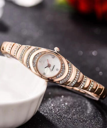 Small And Exquisite Vintage Women's Watch