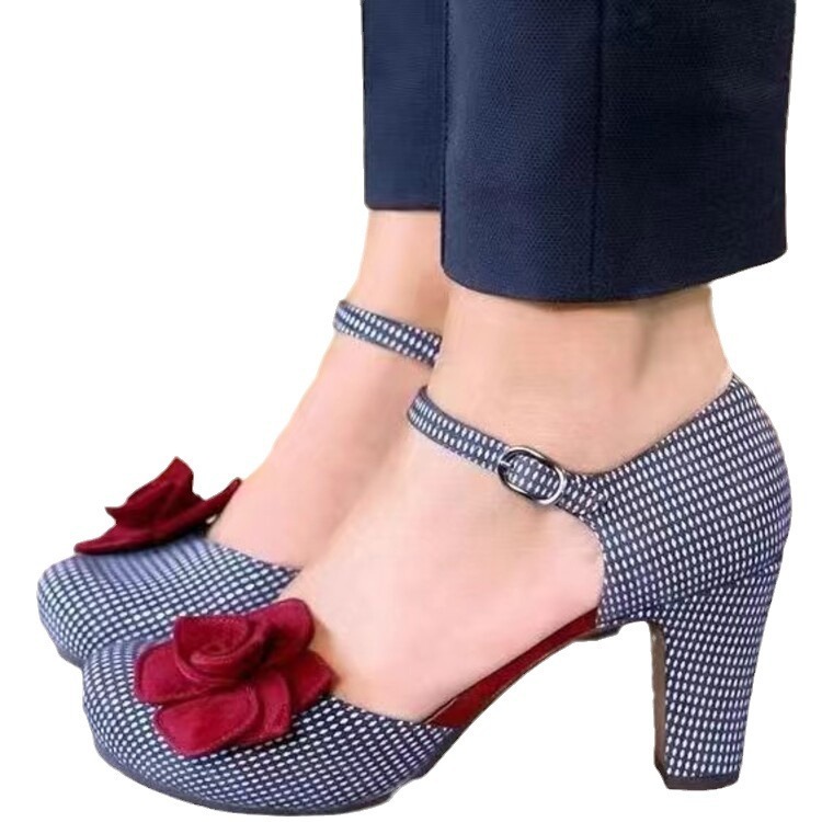 Red Camellia Lattice Hollow Sandals With A Round Toe And A Single Strap Buckle - Image 3
